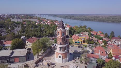 Umlaufende-4K-Luftaufnahme-Des-Gardos-Turms-In-Der-Altstadt-Von-Zemun,-Donau