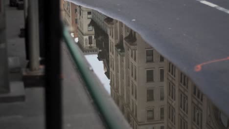 New-Yorker-Gebäude-Spiegelten-Sich-Tagsüber-Im-Wasser