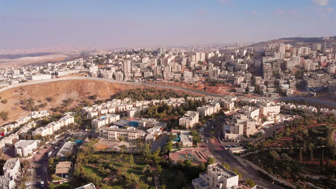 imágenes aéreas de la ciudad de israel y palestina dividida por una valla