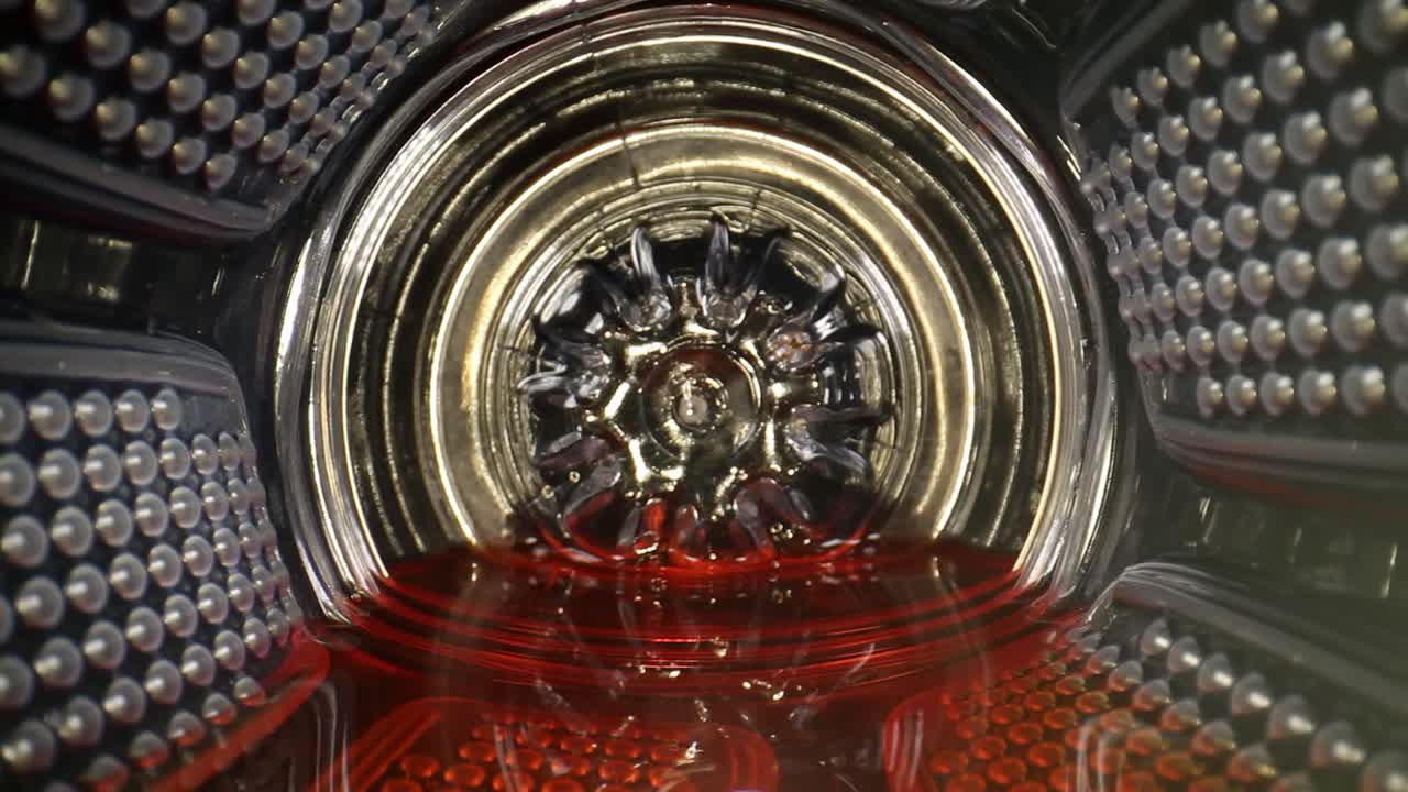 tirando completamente del interior de una bebida deportiva o una botella de jugo desde la parte inferior, que tiene pajilla blanca - líquido rojo