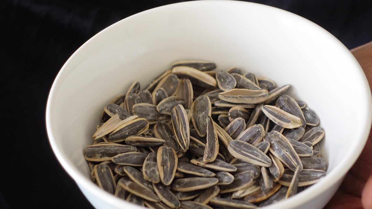 해바라기 씨 을 먹는 사람