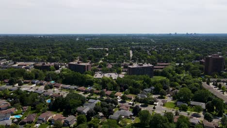 volando hacia edificios de apartamentos y casas en londres, ontario en un día soleado