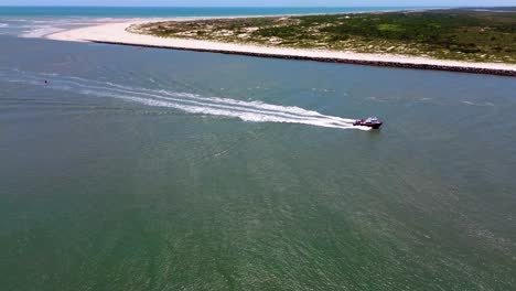 Ein-Schlepper-Fährt-Durch-Die-St.-Augustine-Inlet