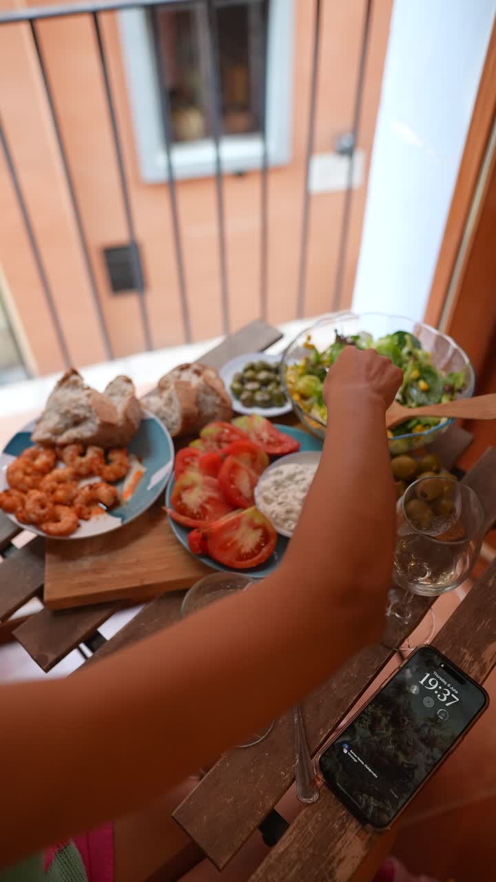 comida al aire libre en un balcón