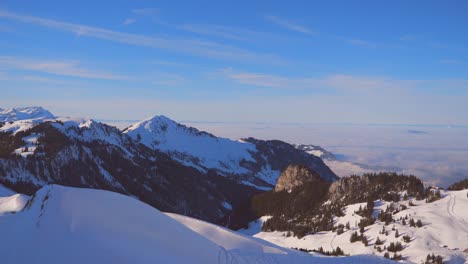 Zona-De-Esquí-En-Los-Alpes-Suizos-Con-Gente-Y-Telesillas-En-La-Zona-De-Esquí-De-Invierno-De-Beckenried