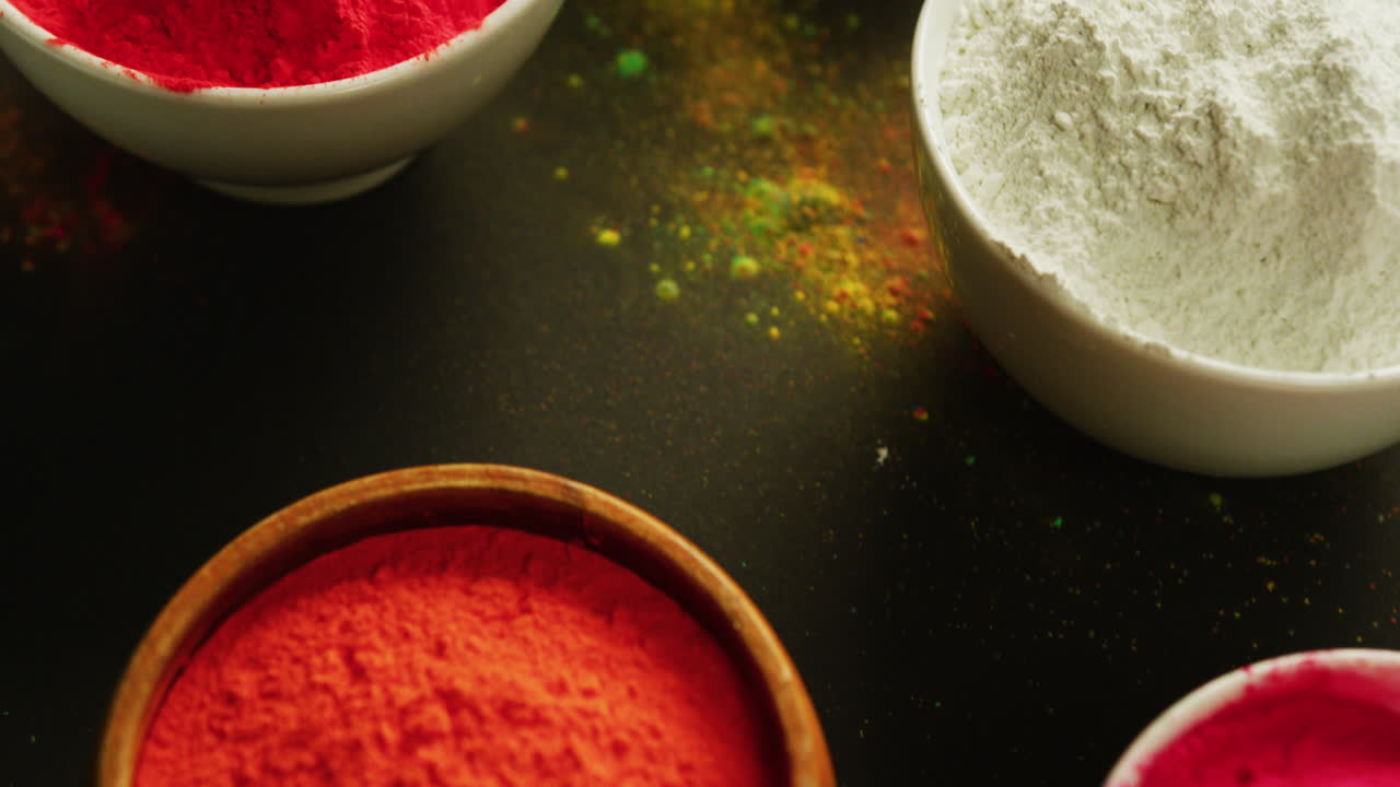 검은색 배경에 복사 공간이 있는 그 ⁇ 에 있는 다채로운 파우더의 비디오