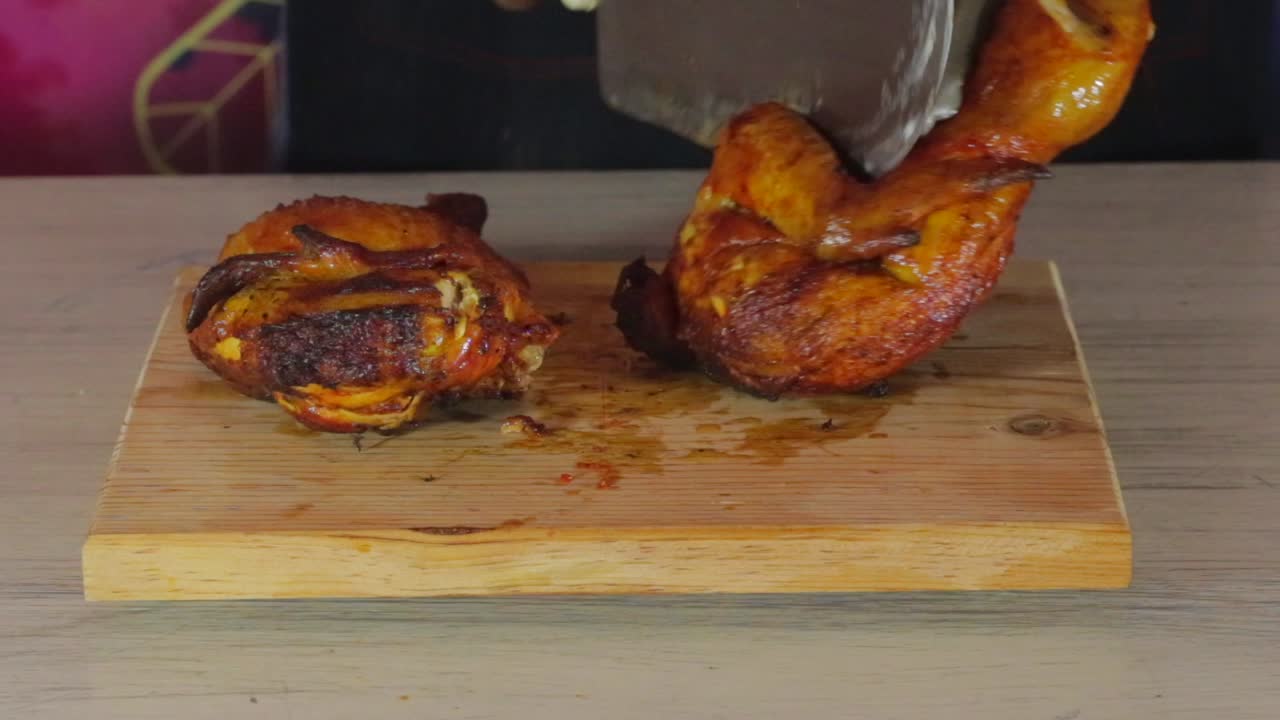 picar chikeng asado en la tabla de cortar