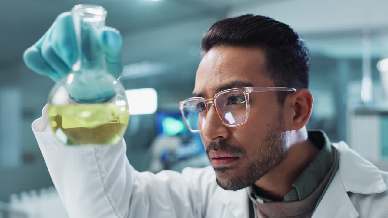 científico examinando un frasco en un laboratorio