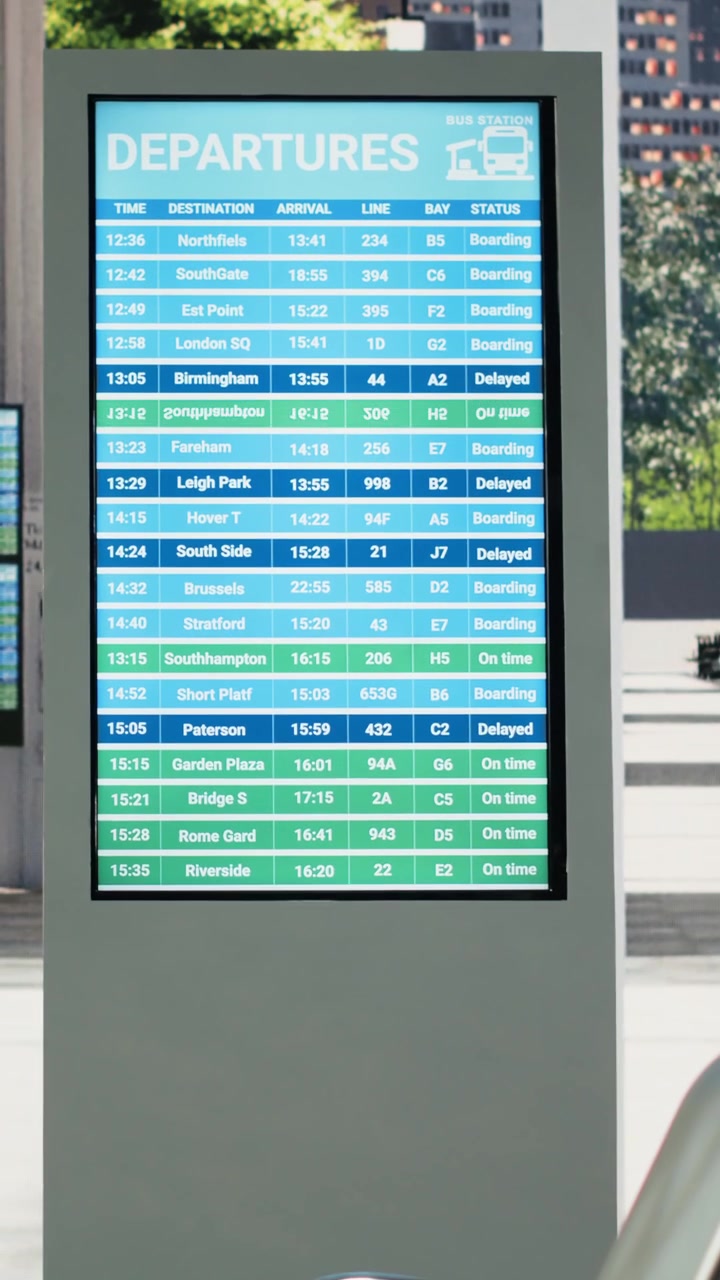 Tabellone digitale delle partenze in una moderna stazione degli autobus