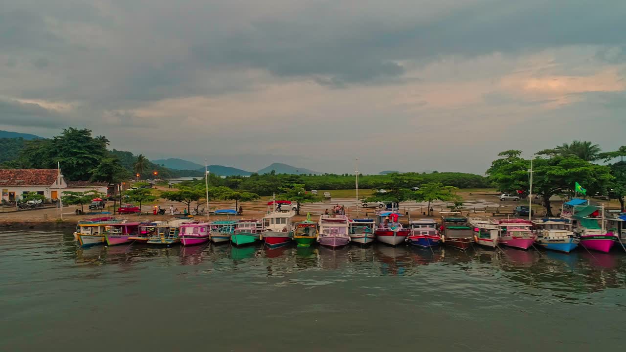 seguimiento de tomas aéreas a lo largo de una fila de barcos atracados en paratay, brasil