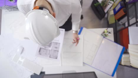 el diseñador de interiores está haciendo el diseño interior de la casa o un lugar. dibujo en perspectiva.