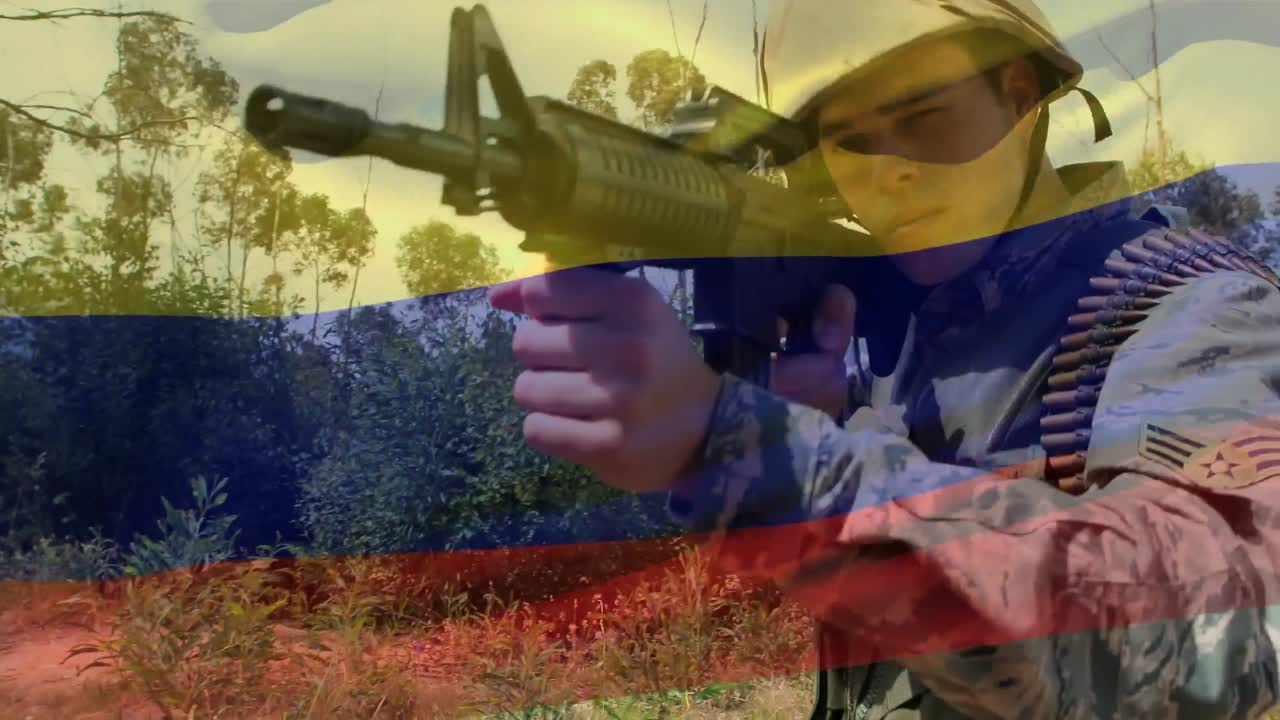 composición digital de ondear la bandera de rusia contra el entrenamiento de soldados con un arma en el campamento de entrenamiento