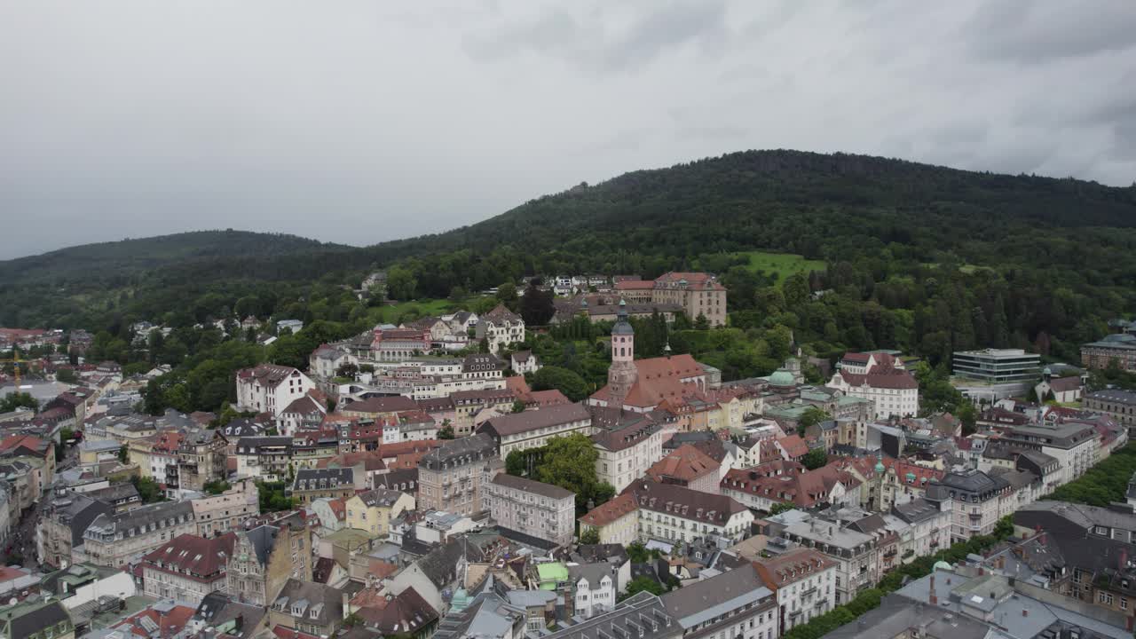 Caratteristica e storica città termale di Baden-Baden ai piedi della Foresta Nera, Germania.