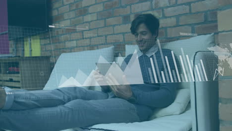 animación del procesamiento de datos financieros sobre el empresario caucásico en el cargo