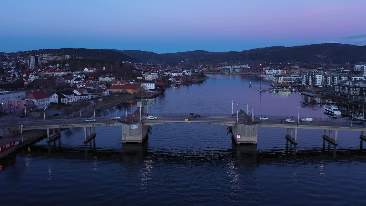 puente de la ciudad de porsgrunn - antena de última hora de la tarde que muestra el tráfico que pasa por el puente del canal al amanecer - aguas tranquilas en el canal de abajo y cielo despejado