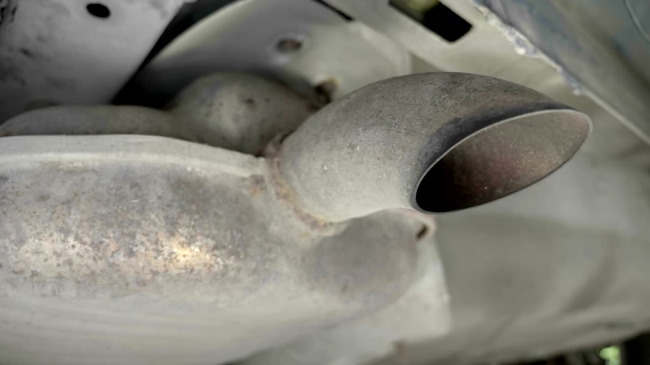 아래쪽에서 차를 볼 수 있습니다. 엔진이 시작되고, 소음 억제기가 진동합니다.