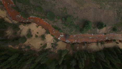 Filmische-Luftdrohne-Orange-River-Cement-Creek-Sommer-Große-Höhe-Skigebiet-Silverton-Resort-Telluride-Prospect-Gulch-Colorado-Rocky-Mountains-Atemberaubende-Fahrt-Nach-Unten-Blickend-Dampfbewegung