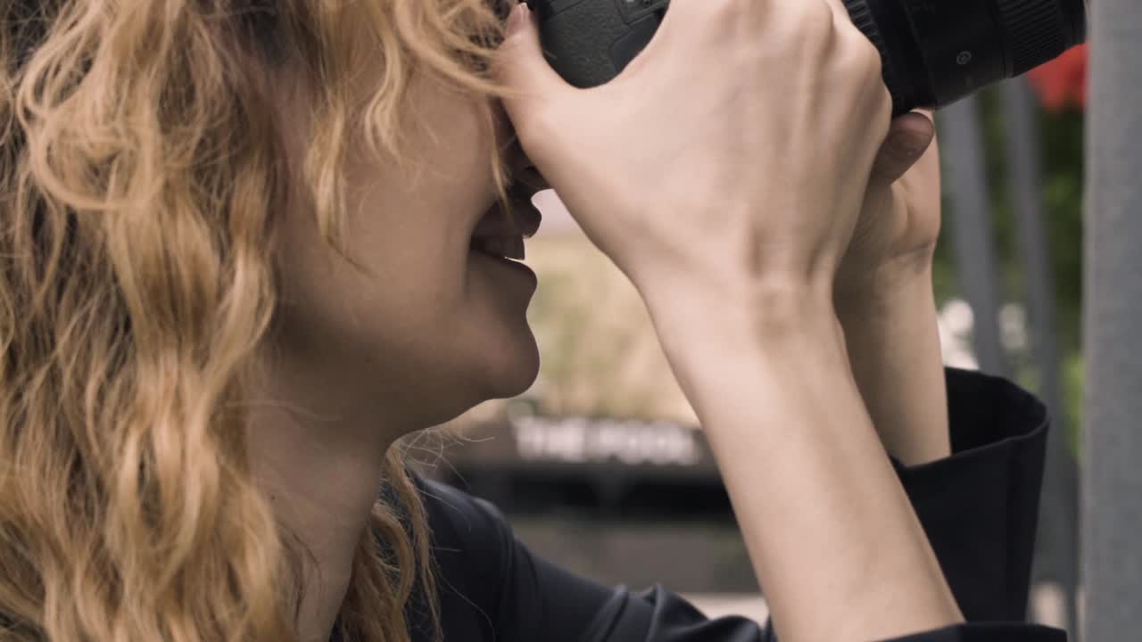 женщина фотографирует с помощью камеры