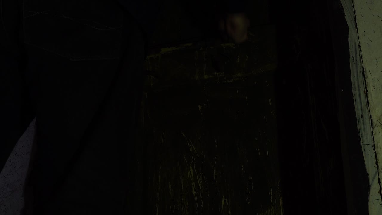 guardia de la prisión cerrando la puerta de la mazmorra con una ventana de barras de hierro en el fondo