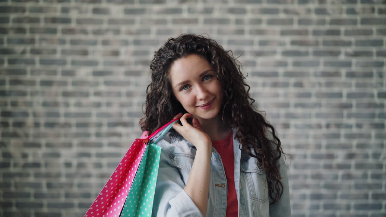 쇼핑 가방 을 들고 있는 여자