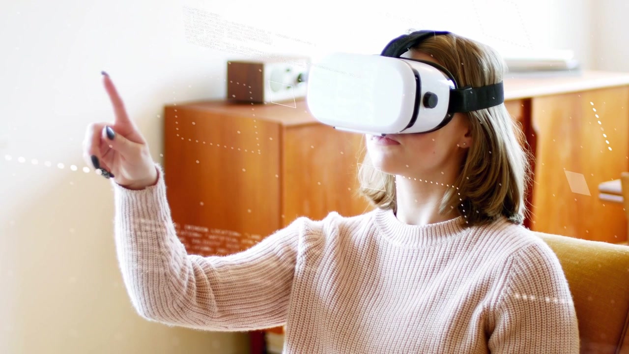 Donna che indossa un visore VR con un controller ad anello che alza la mano, creando un HUD tecnologico, pizzicando, puntando e scorrendo.