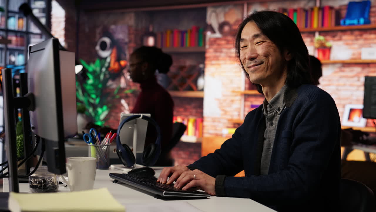 실리콘 리의 작업장에서 코딩 플랫폼을 사용하는 웃는 남자의 초상화