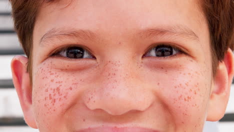 niño, ojos y primer plano en la cara con una sonrisa