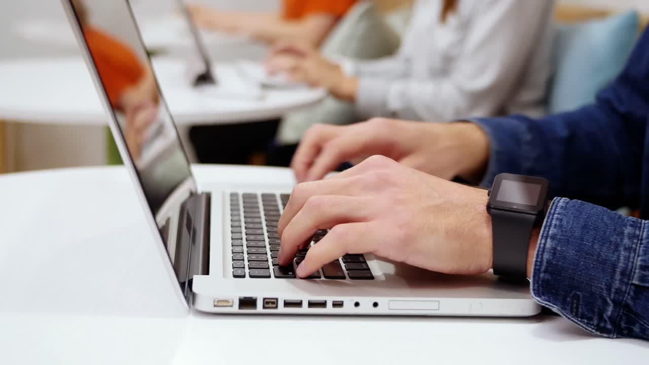 grupo de ejecutivos que trabajan con dispositivos electrónicos en el escritorio