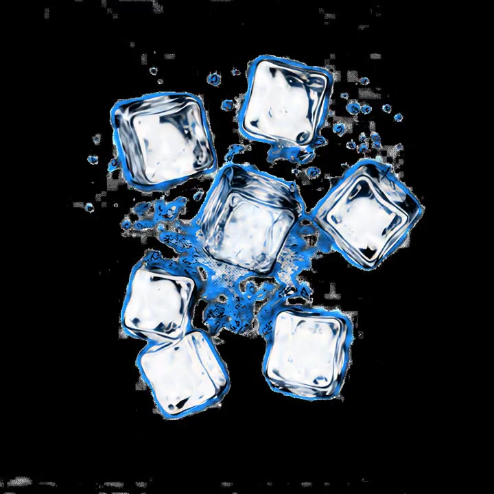 Cubetti di ghiaccio che galleggiano nell'acqua su sfondo nero