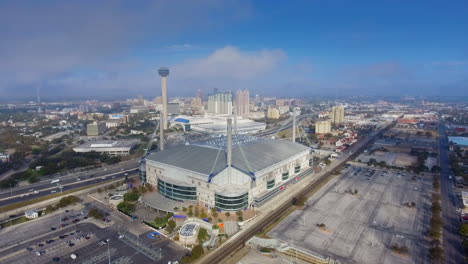 Drohnenaufnahmen-Des-Alamodome-Und-Der-Skyline-Von-San-Antonio