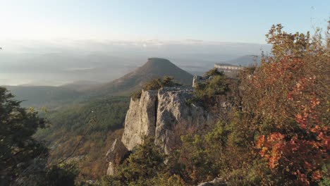 majestätischer blick auf die bergklippe