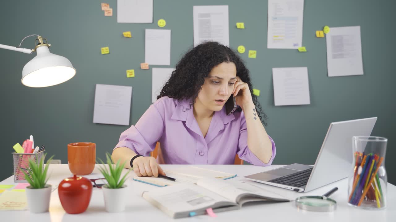 una estudiante que habla infeliz por teléfono.
