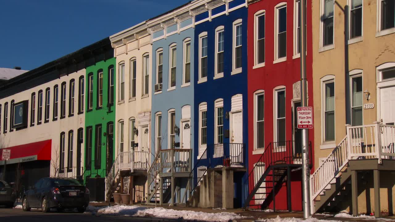 coloridas casas en hilera bordean las calles de baltimore, maryland