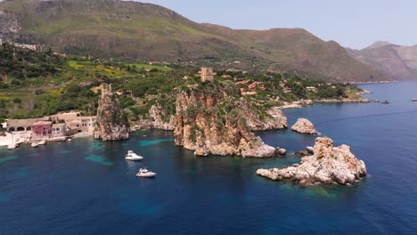 las pilas de scopello en trapani - vista aérea de las famosas rocas de sicilia, italia