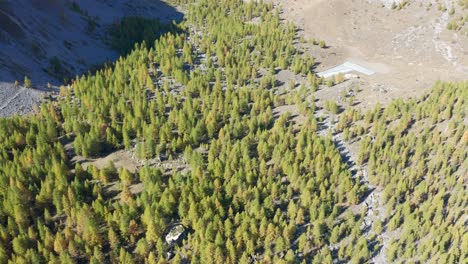 Drohne-Fliegt-über-Die-Berge,-Vorwärtsbewegung