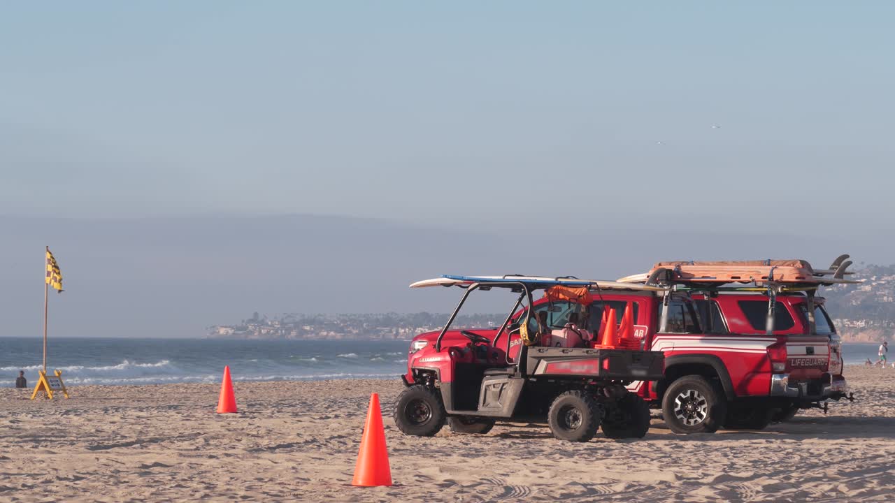 camioneta de rescate roja, auto de rescate en la arena, california, playa del océano de estados unidos.