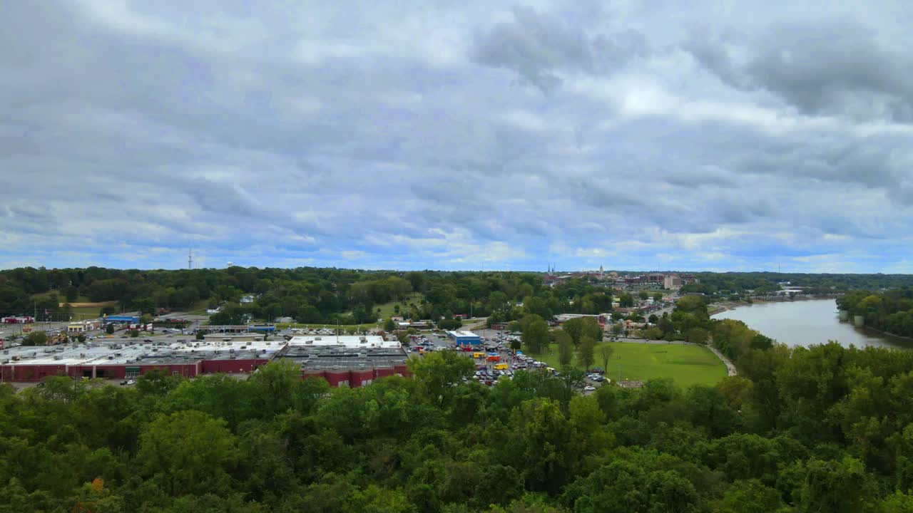 imágenes aéreas del mitin de camiones de comida junto al río