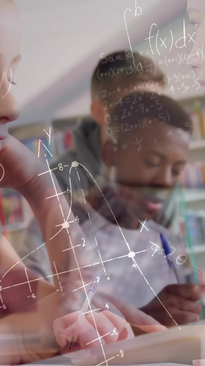 Animação de equações matemáticas sobre crianças usando um laptop em sala de aula