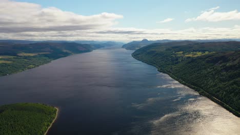 Vista-Aérea-Del-Lago-Ness,-Lago-Escocés-En-Las-Tierras-Altas,-Escocia