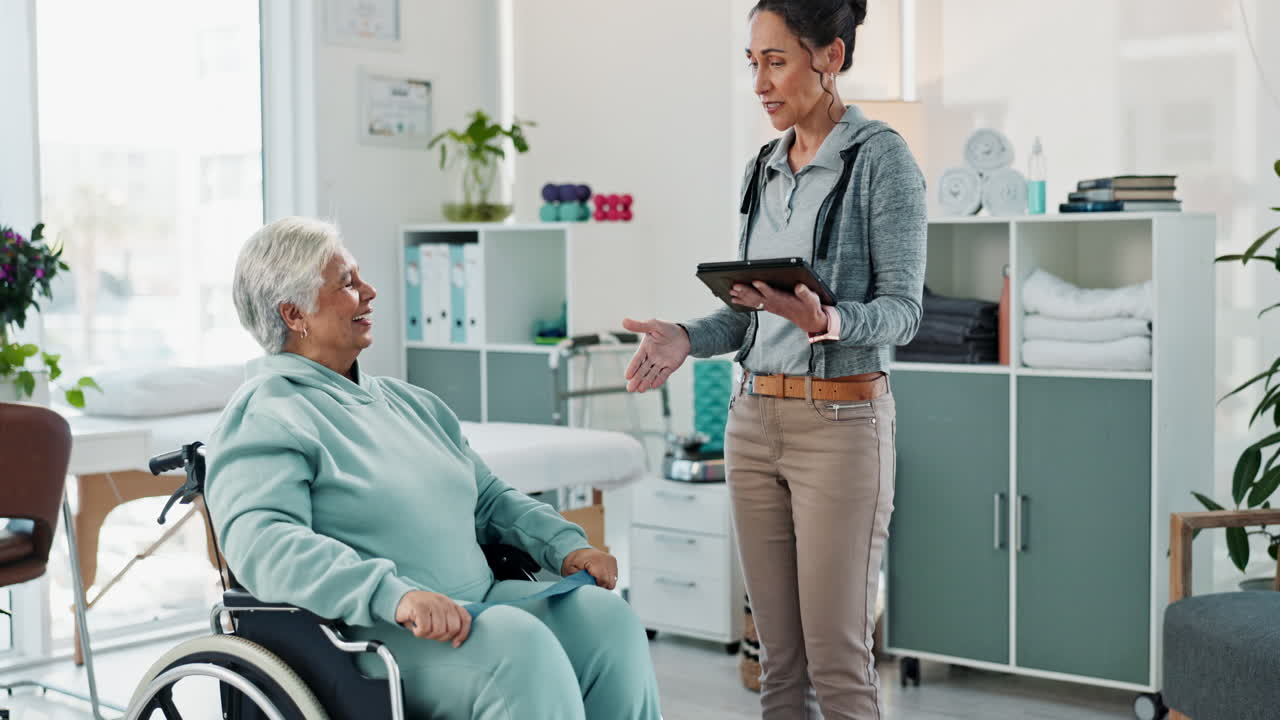 fisioterapeuta assistindo paciente idoso em cadeira de rodas com exercício de banda de resistência