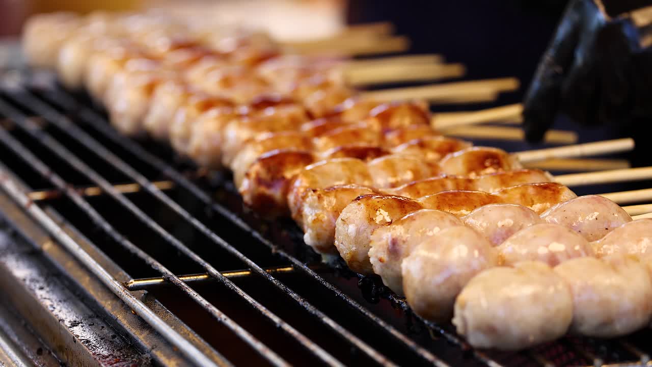 방 거리 시장 에서 스피어 에 소시지 를 구워 먹는 것