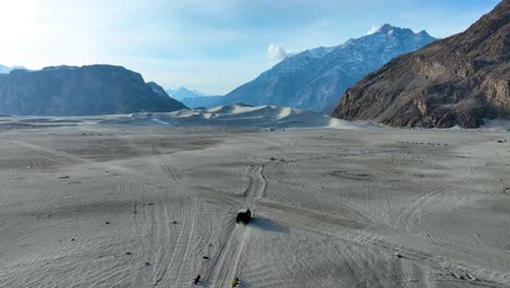 Off-road-adventure-in-Sarfaranga-Cold-Desert-with-rugged-mountains-and-vast-sandy-landscape,-in-Skardu-Valley,-Pakistan