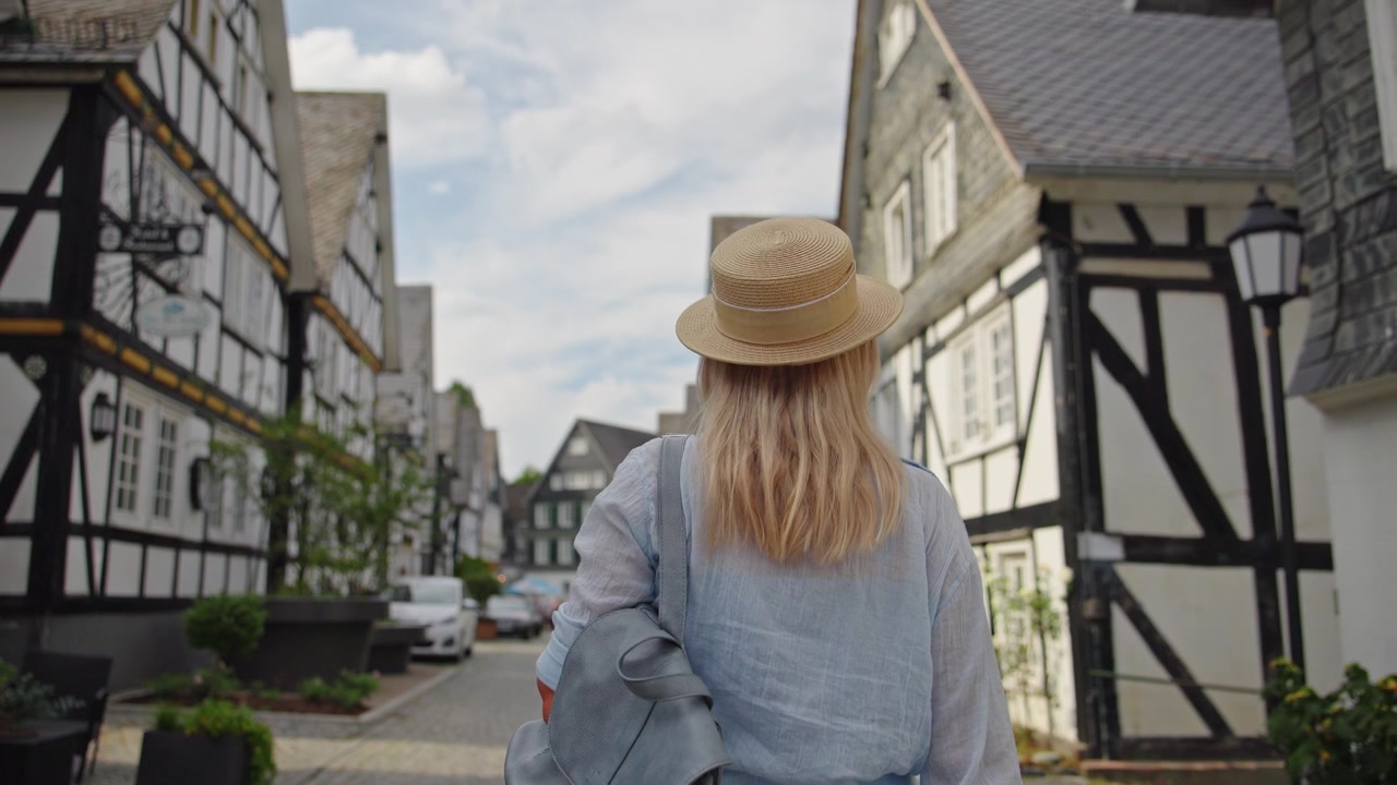 Donna che passeggia per un borgo a graticcio a Freudenberg