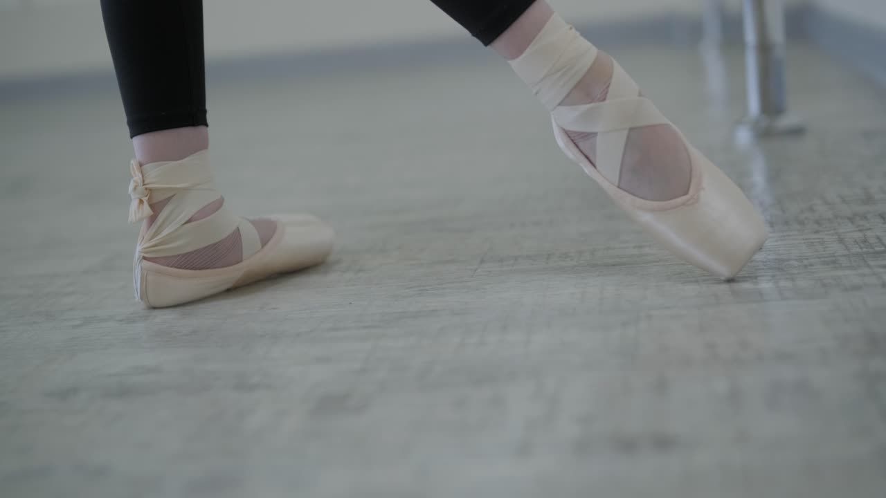 joven bailarina practicando movimientos de baile en el estudio