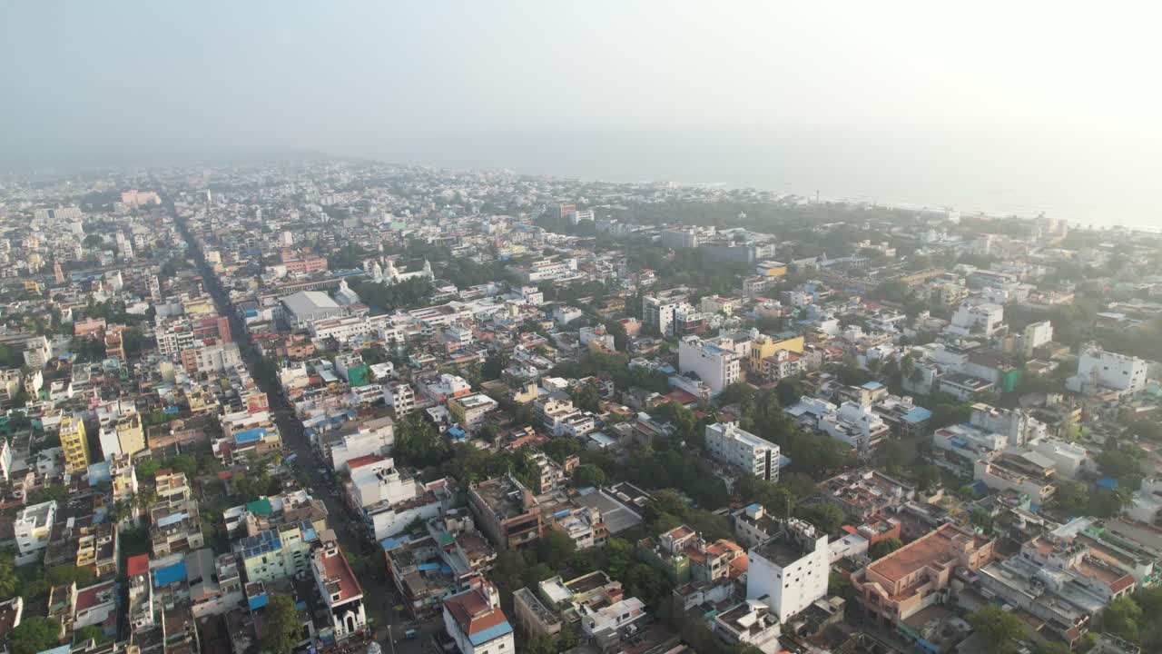 vista aérea temprano en la mañana de la antigua colonia francesa conocida como la ciudad y la playa de pondicherry