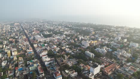 Luftaufnahme-Der-Ehemaligen-Französischen-Kolonie,-Bekannt-Als-Pondycherry-City-Und-Beach-Am-Frühen-Morgen