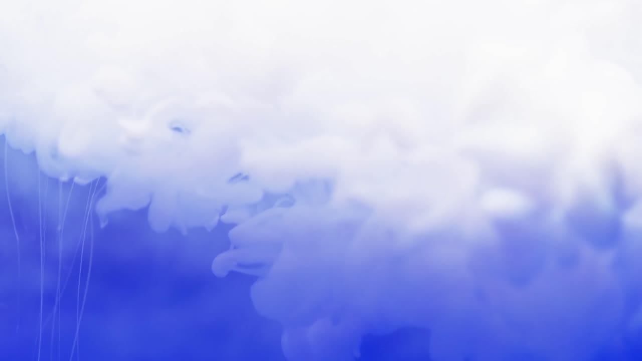 video de primer plano de tinta blanca en el agua con espacio para copiar