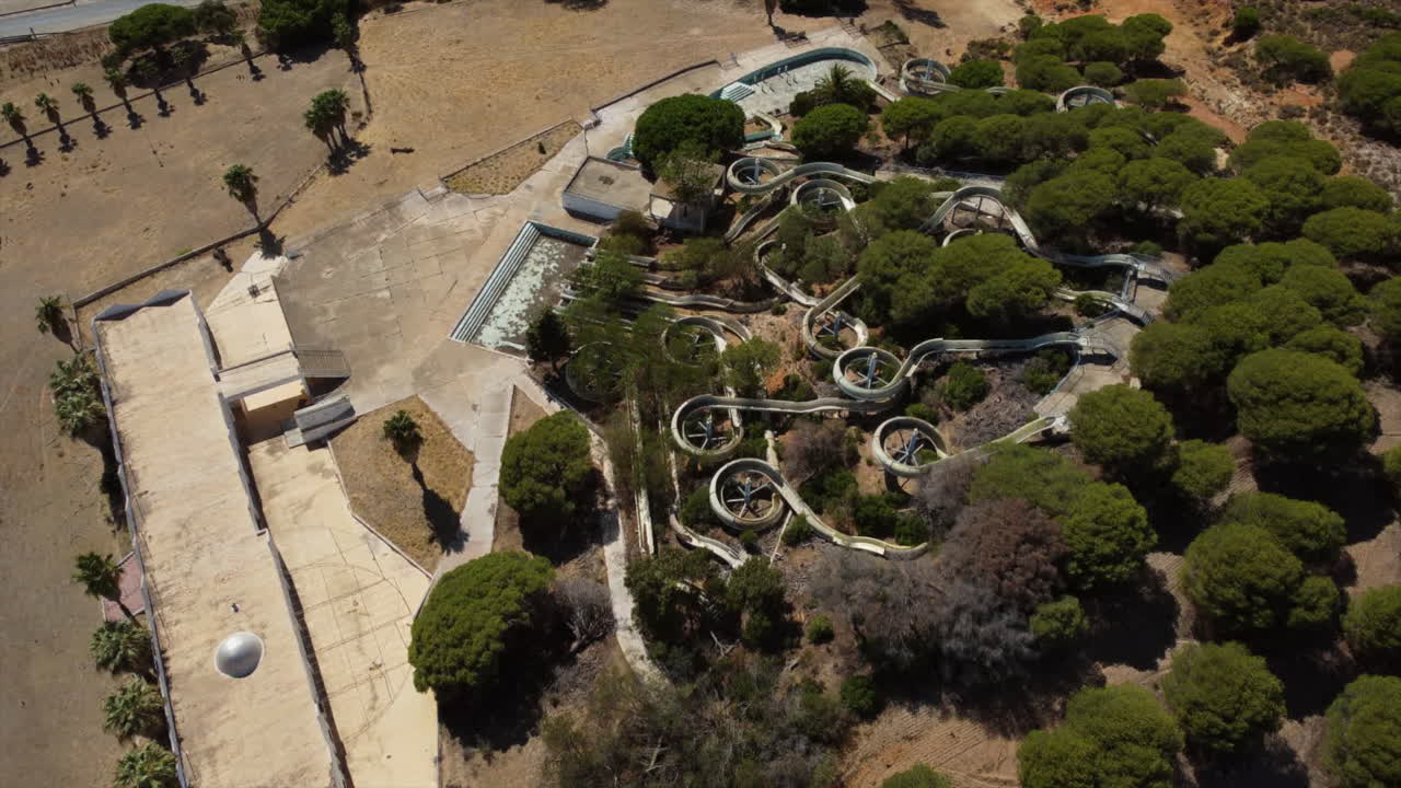 vista aérea de toboganes abandonados y piscinas en el parque acuático aqualine en algarve, portugal