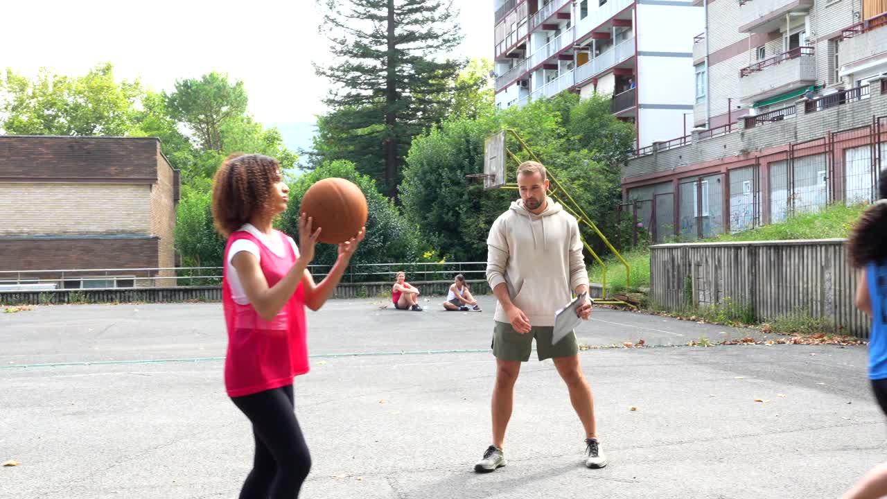 Sessione di allenamento di basket su un campo all'aperto