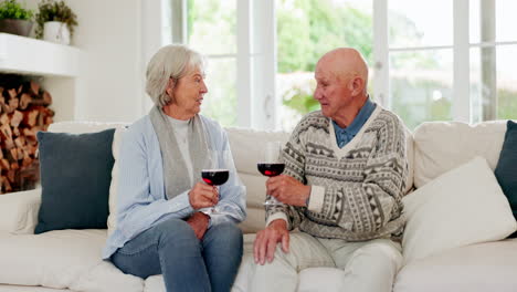 Amor,-Aplausos-Y-Pareja-De-Ancianos-Con-Vino.